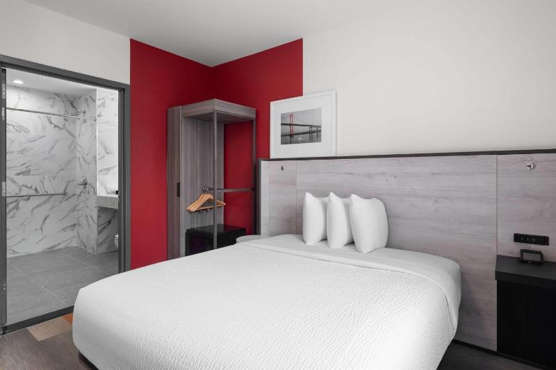Queen Room with Roll In Shower - Mobility Accessible/Non-Smoking image 3