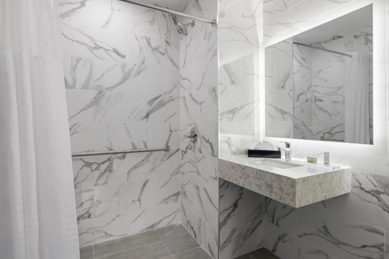 Queen Room with Roll In Shower - Mobility Accessible/Non-Smoking image 2