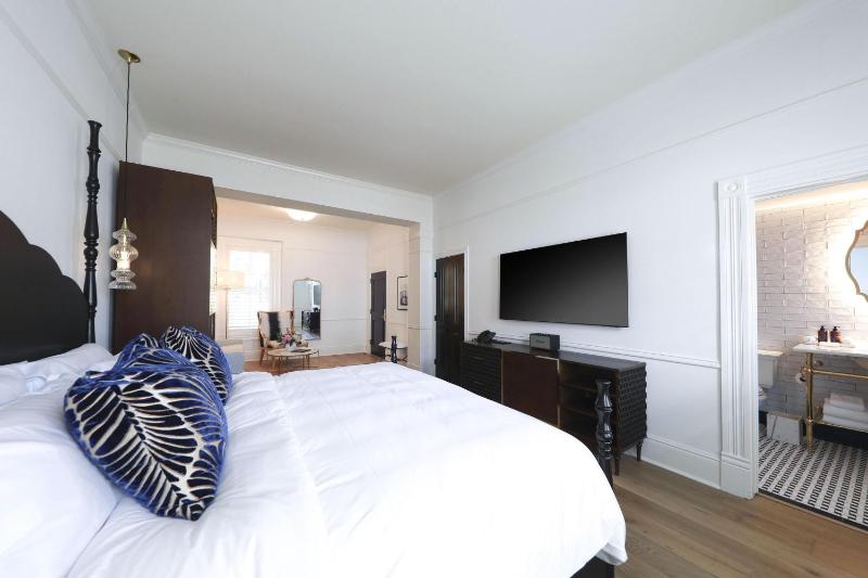 Fairmount Hotel - image 34
