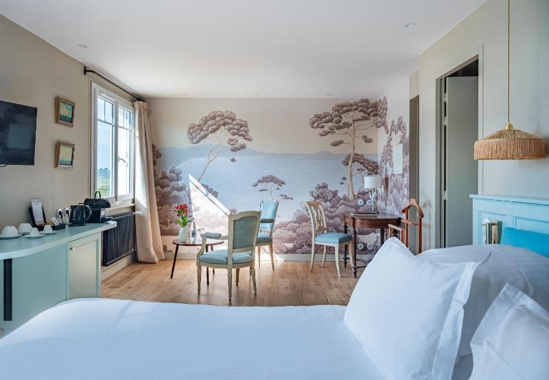 Superior Double Room with Sea View image 4