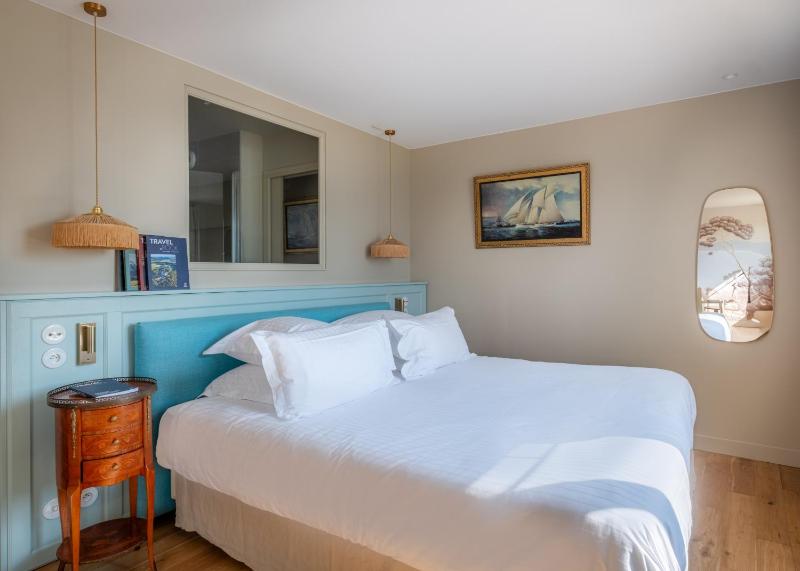 Superior Double Room with Sea View image 3