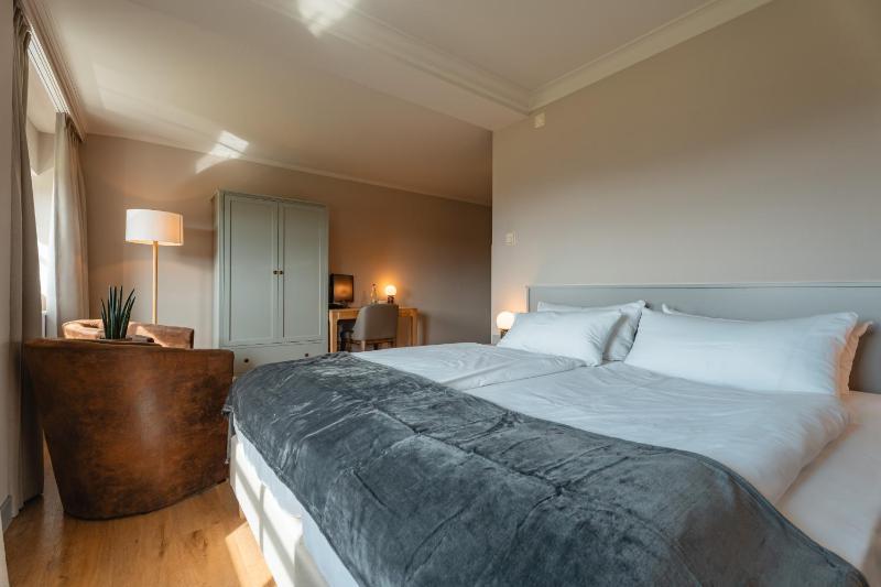 Standard Double Room image 4