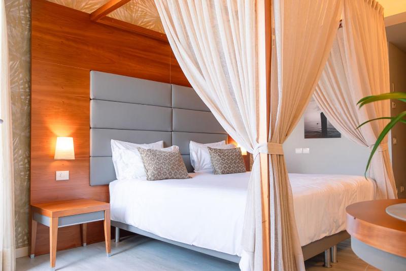 Double Room with Lake View image 2