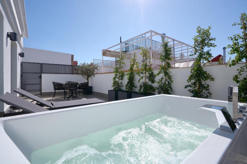 Deluxe Double Room with Jacuzzi and Terrace image 1