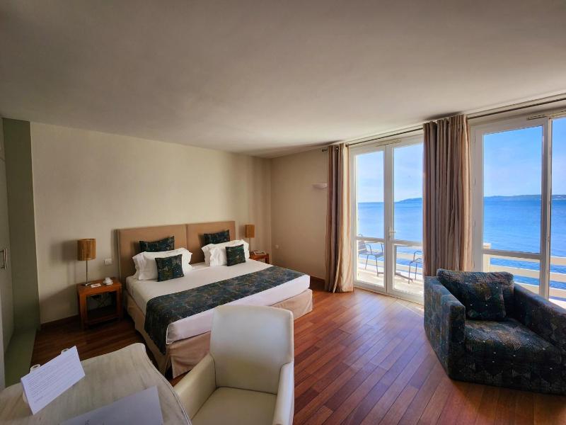 Junior Suite with Terrace and Sea View image 4