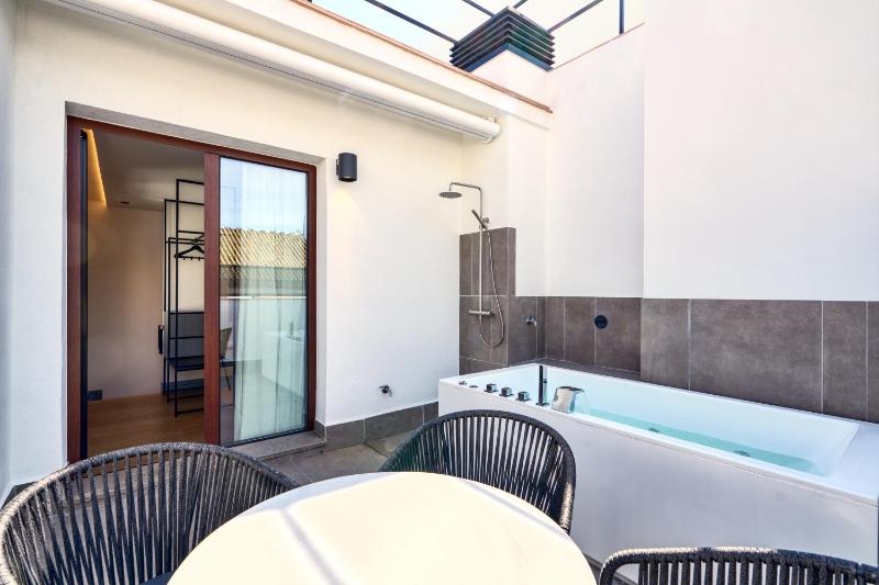 Superior Room with Jacuzzi and terrace image 2