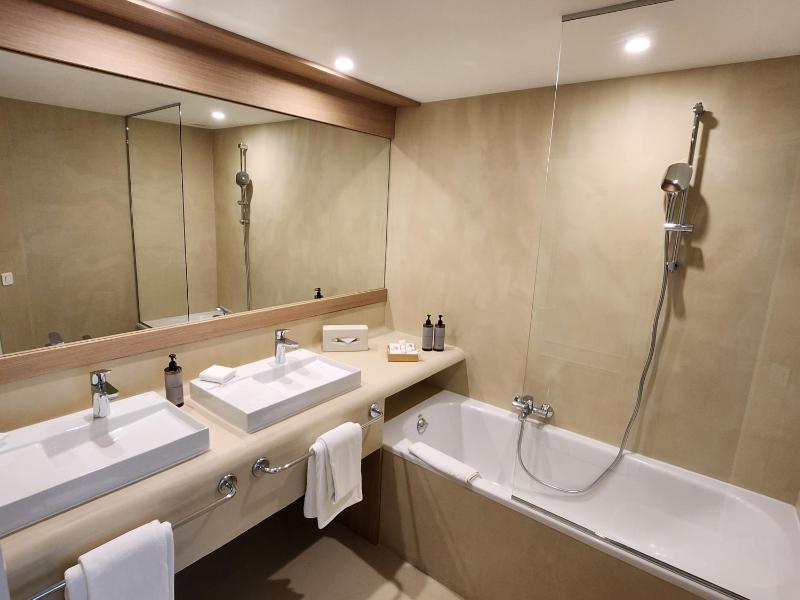 Deluxe Room with Balcony and Sea View image 4