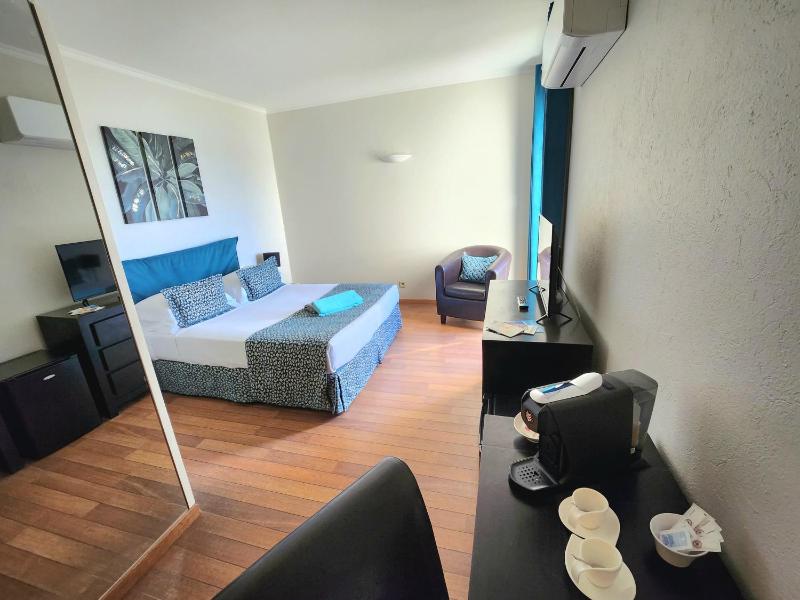 Deluxe Room with Balcony and Sea View image 3