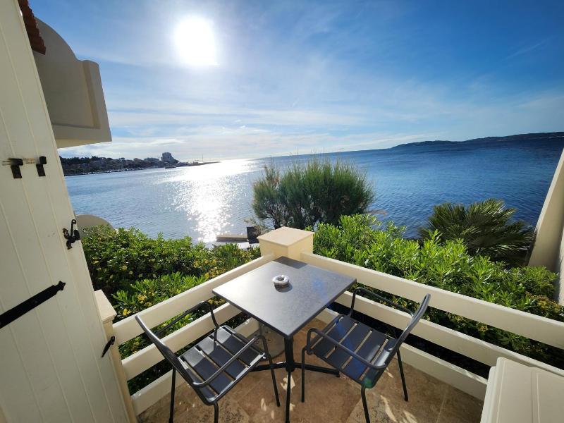 Deluxe Room with Balcony and Sea View image 2