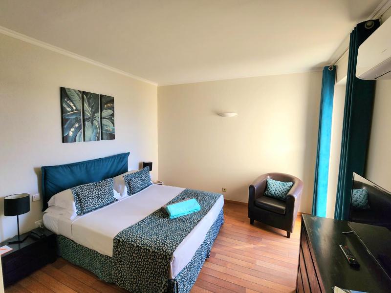 Deluxe Room with Balcony and Sea View image 1