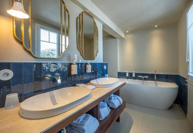 Deluxe Double Room with Sea View image 3