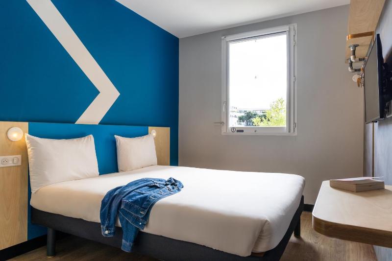 Standard Double Room image 3