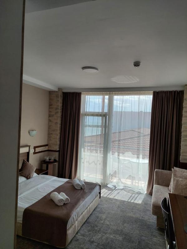 Deluxe Double Room with Side Sea View image 2