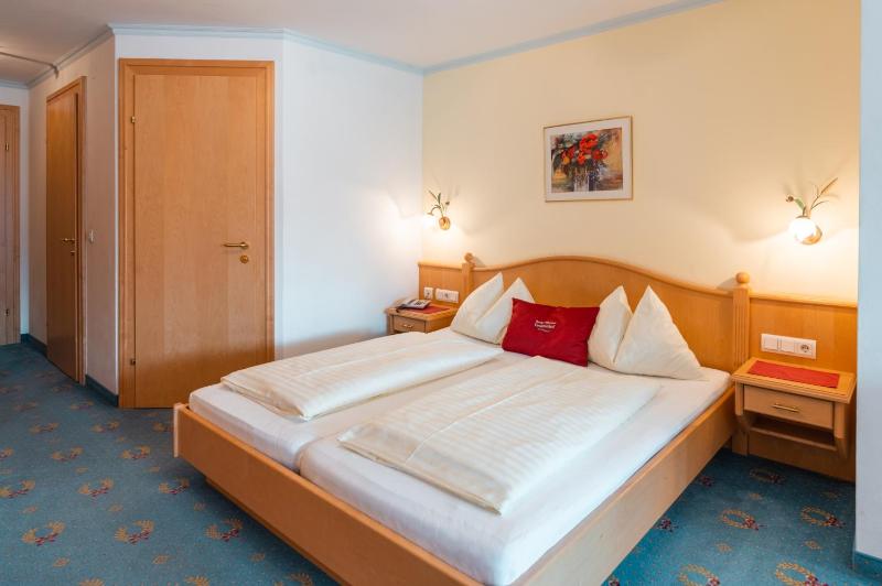 Double Room with Balcony image 2
