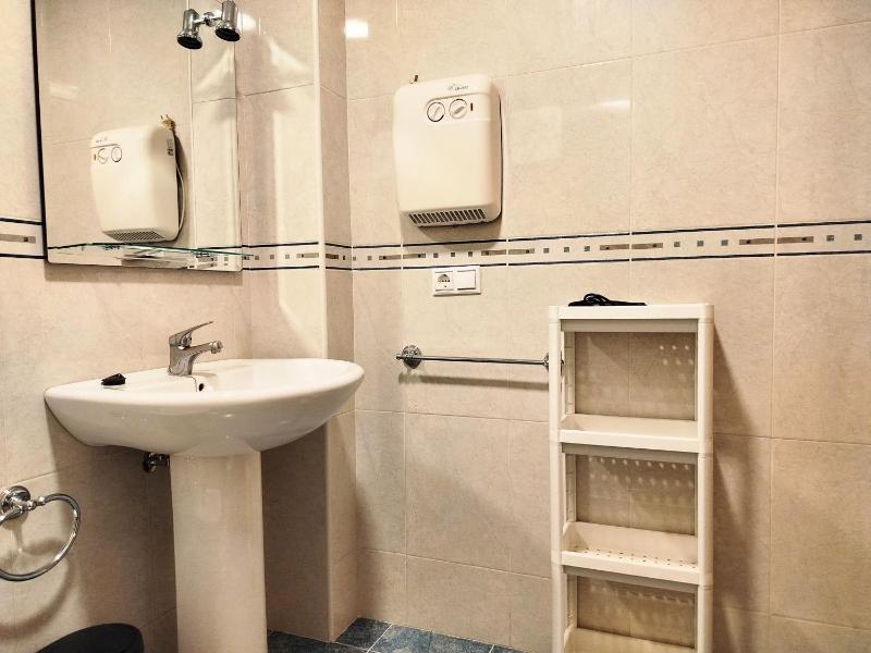 One-Bedroom Standard Apartment image 3