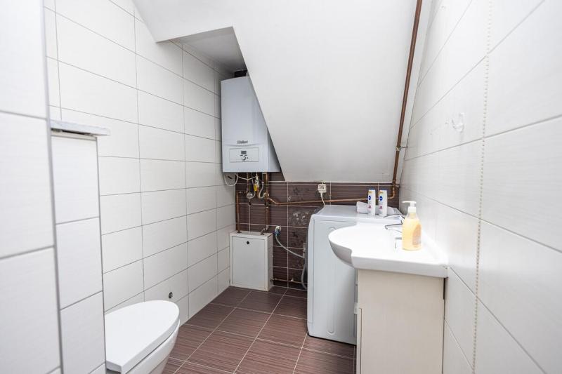 Spacious Apartment in Downtown - image 11