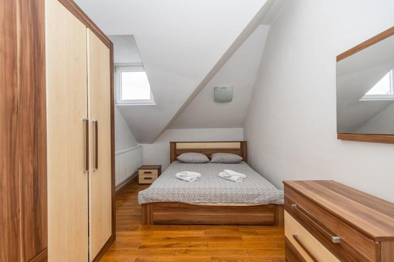 Spacious Apartment in Downtown - image 12