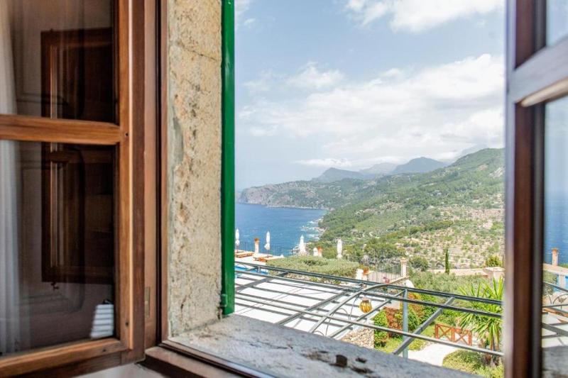 Double Room with Sea View image 2