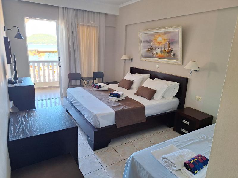 Double Room with Balcony and Sea View image 1