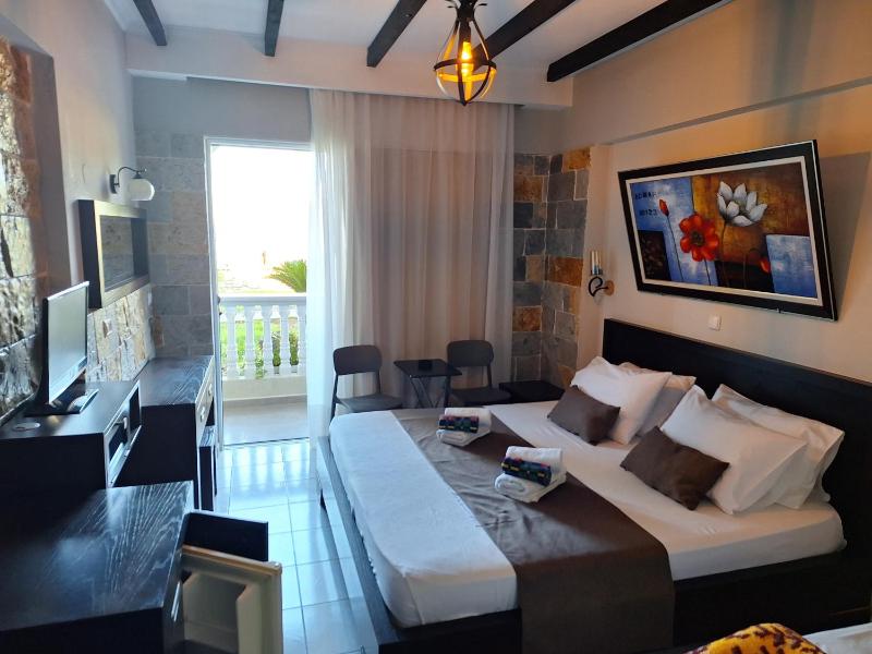 Double Room with Balcony and Sea View image 4