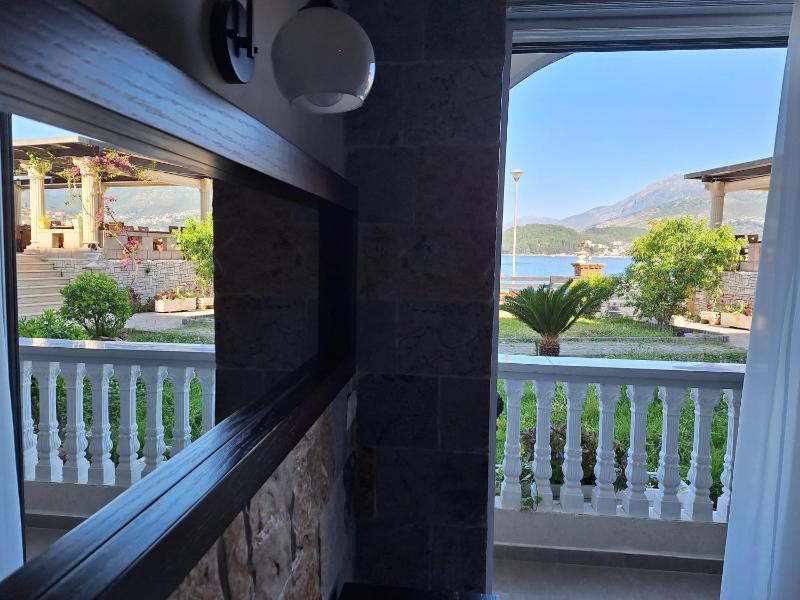 Double Room with Balcony and Sea View image 3