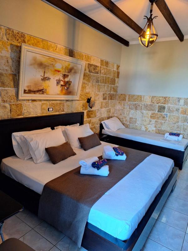 Triple Room with Balcony and Sea View image 4