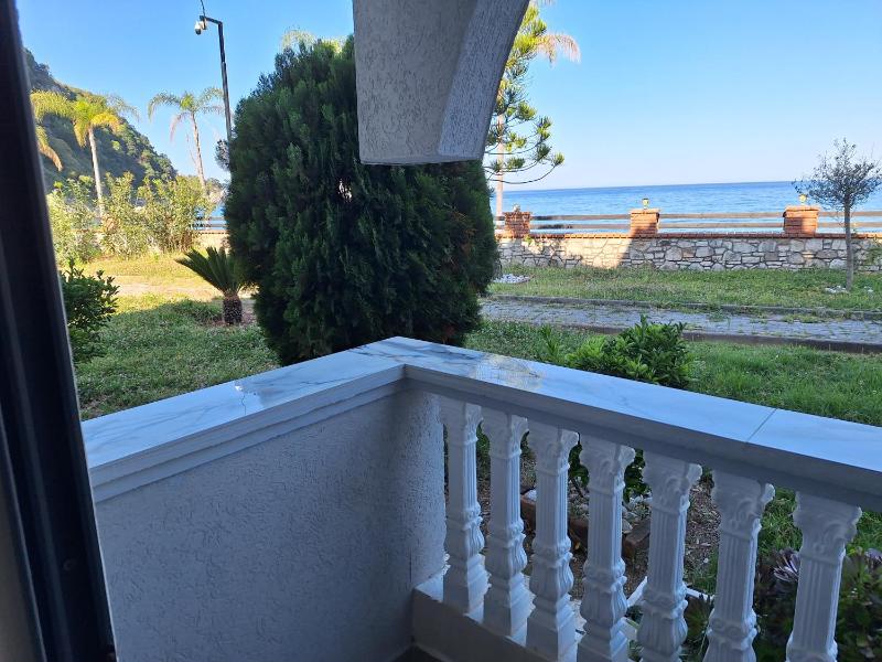 Triple Room with Balcony and Sea View image 3