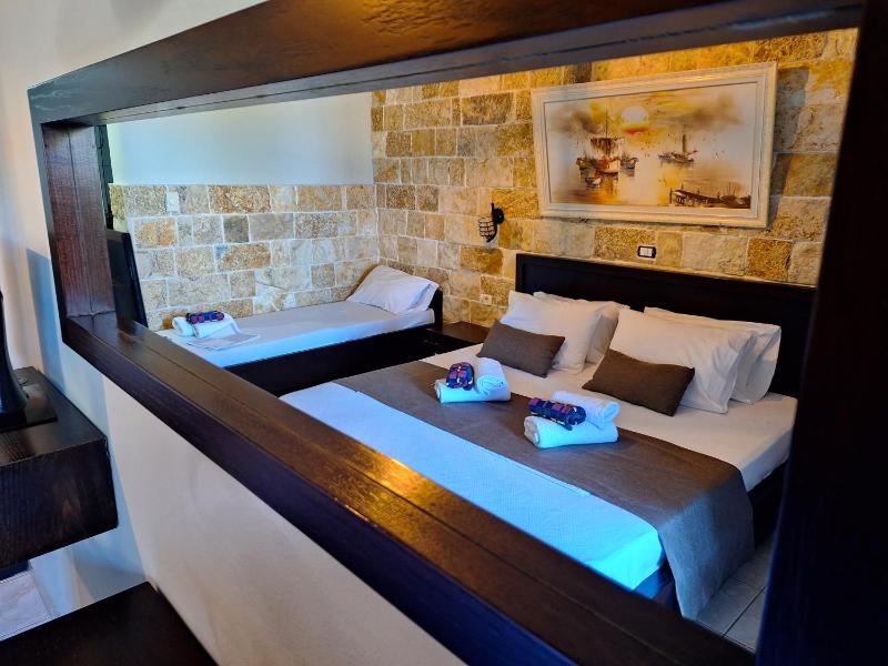 Triple Room with Balcony and Sea View image 2