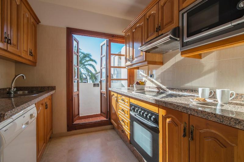 Classic One-Bedroom Apartment image 3
