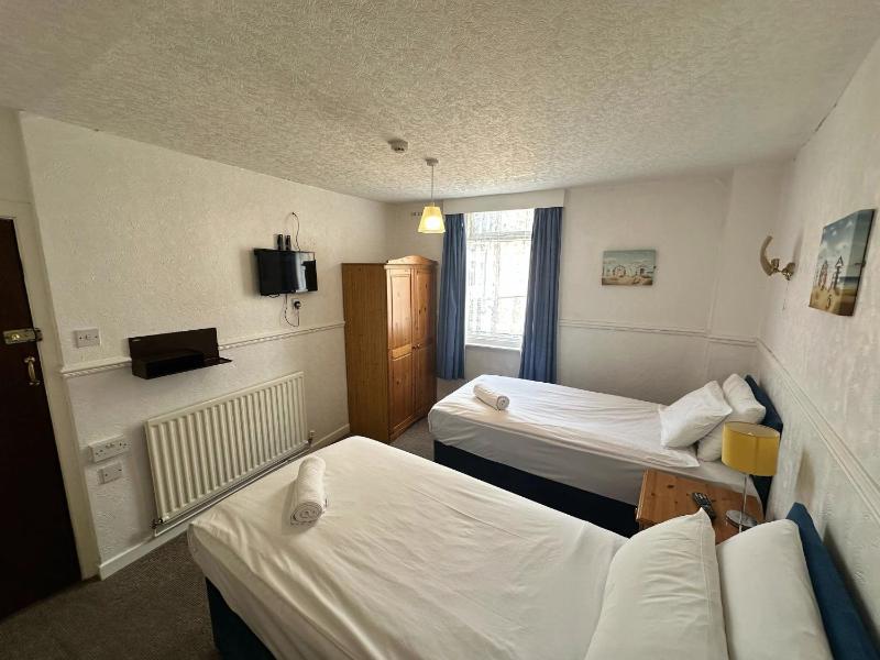 Standard Twin Room image 3