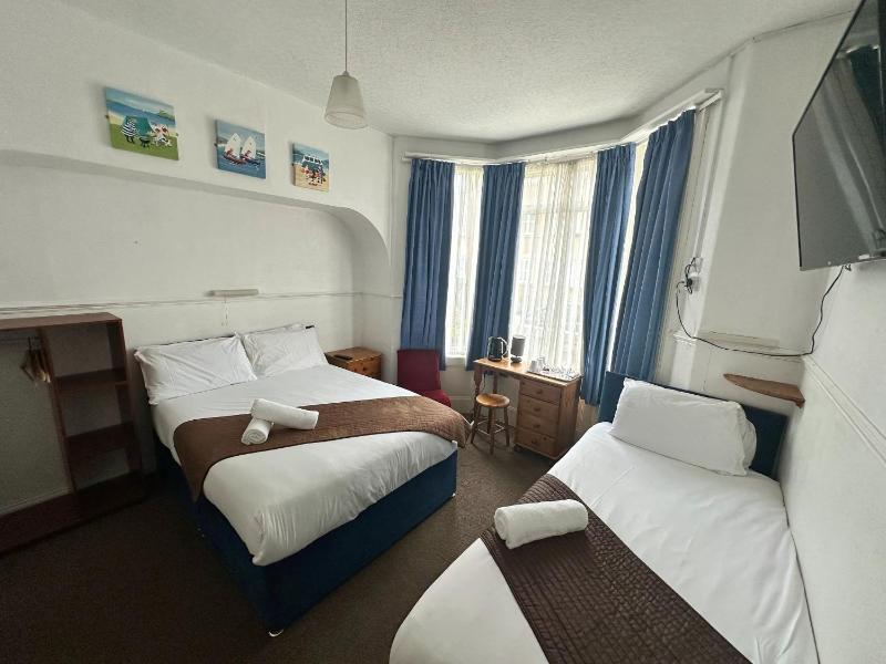 Standard Triple Room image 3