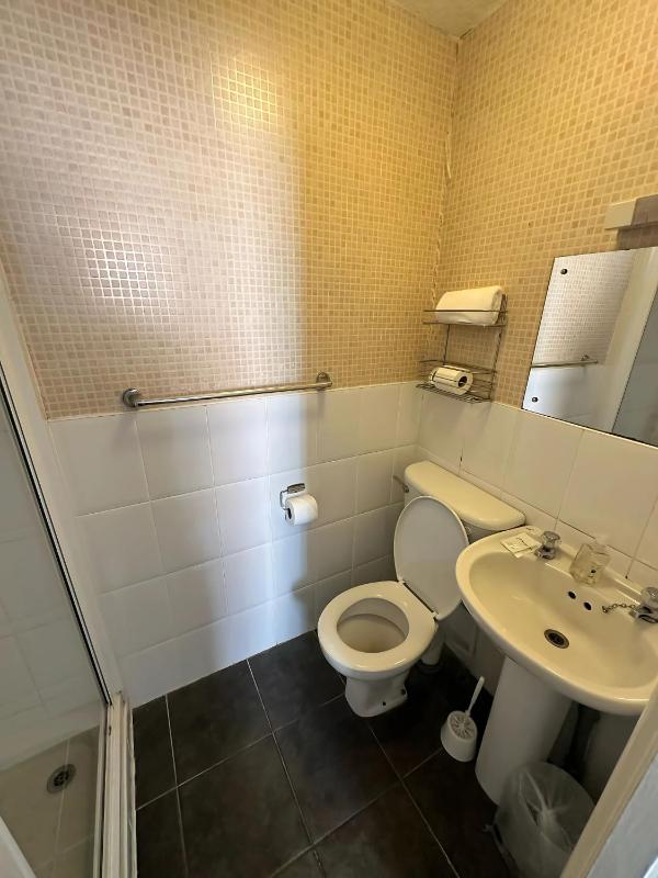 Standard Twin Room image 4