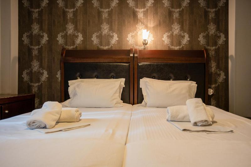 Twin Room with Mountain View image 3