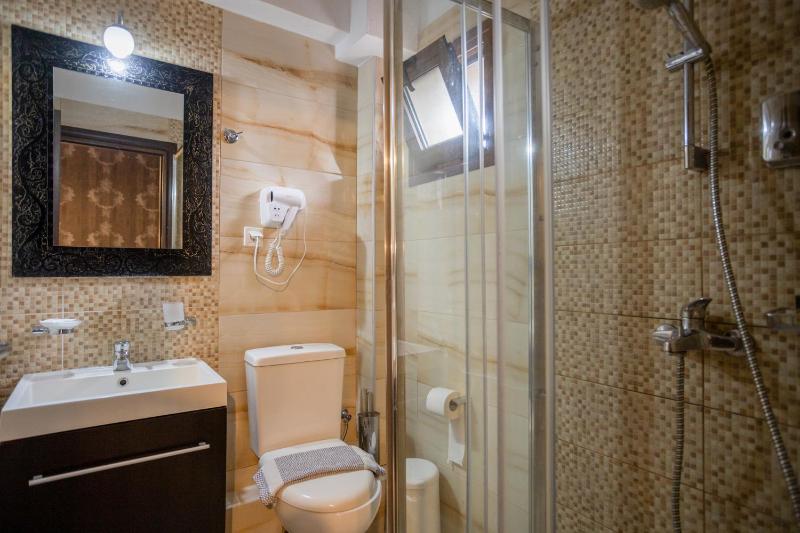 Twin Room with Mountain View image 4
