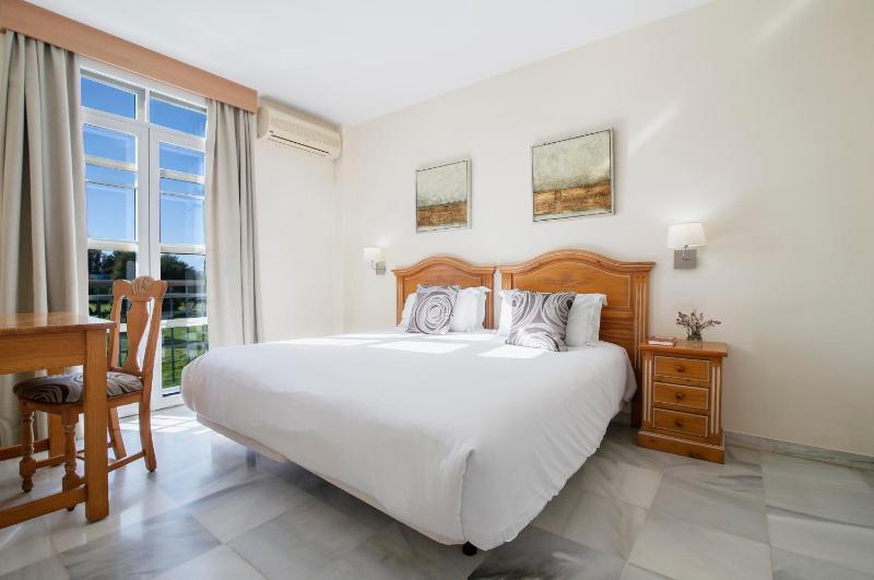 Classic One-Bedroom Apartment image 4