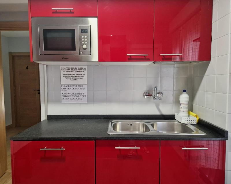 Single Room with Shared Bathroom image 1