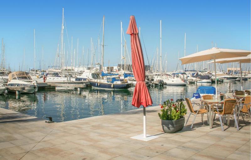 Beautiful Apartment In Santa Pola With Wifi - image 9
