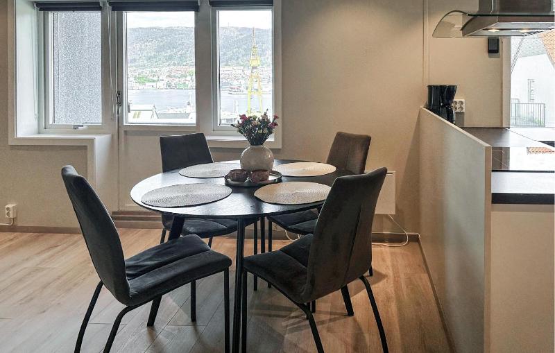 2 Bedroom Cozy Apartment In Laksevåg - image 3