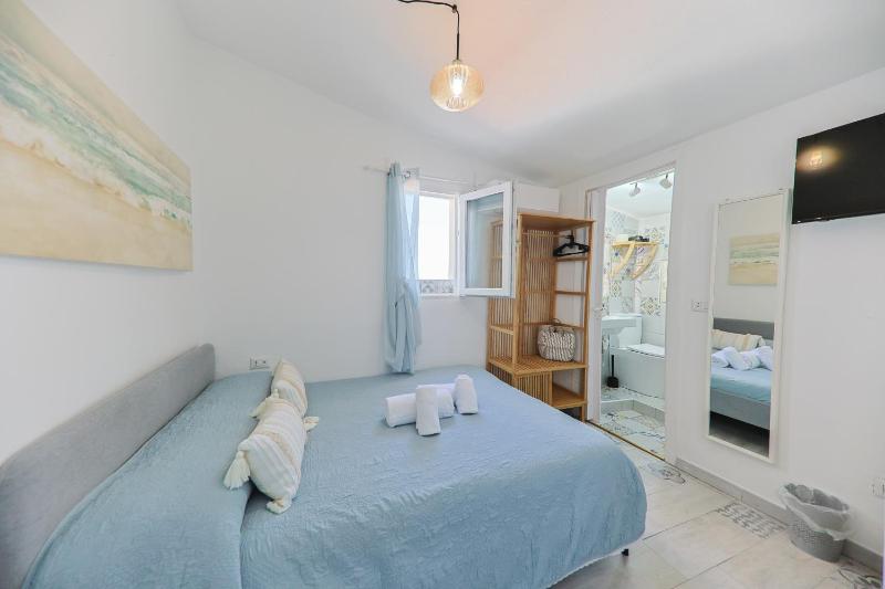 Small Double Room image 1