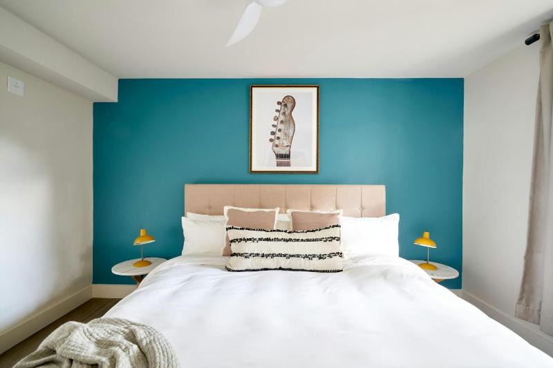 One-Bedroom Superior Apartment with King and Sofa Bed image 4