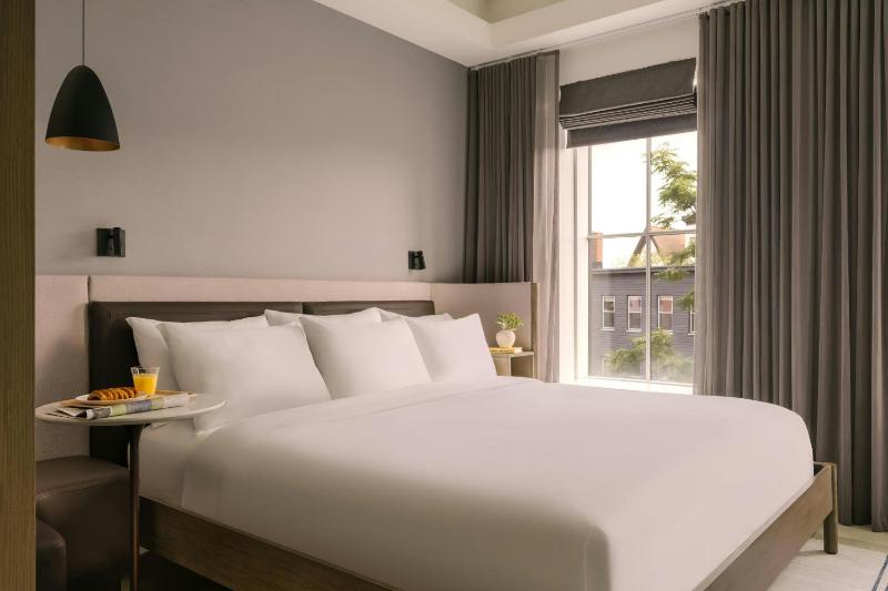 Superior King Room with Workspace image 1