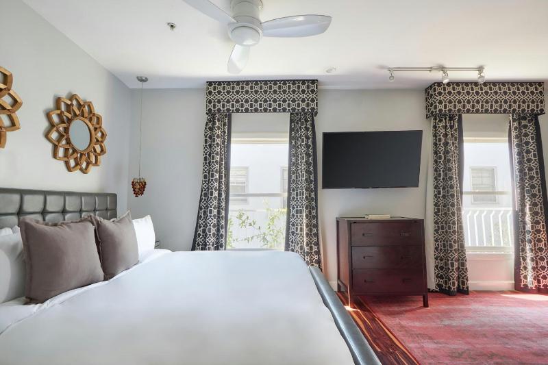 Superior King Room with Sofa Bed image 4