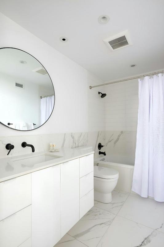 One-Bedroom Apartment with King Bed image 3