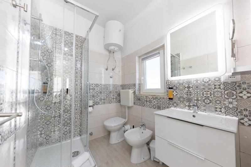 Small Double Room image 3
