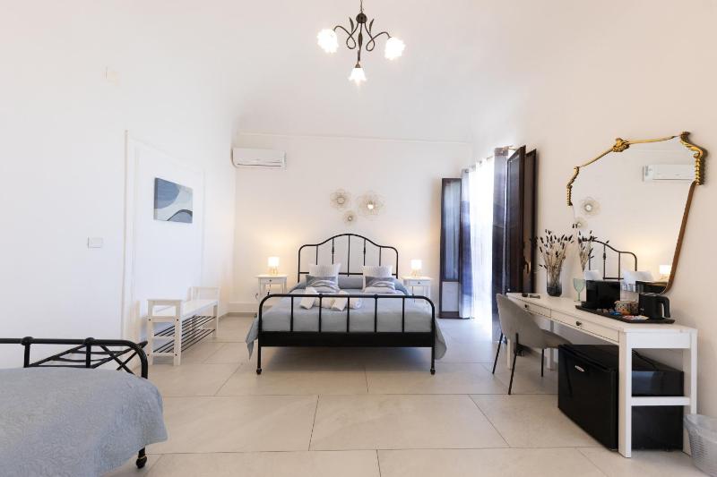 Triple Room with Sea View image 2