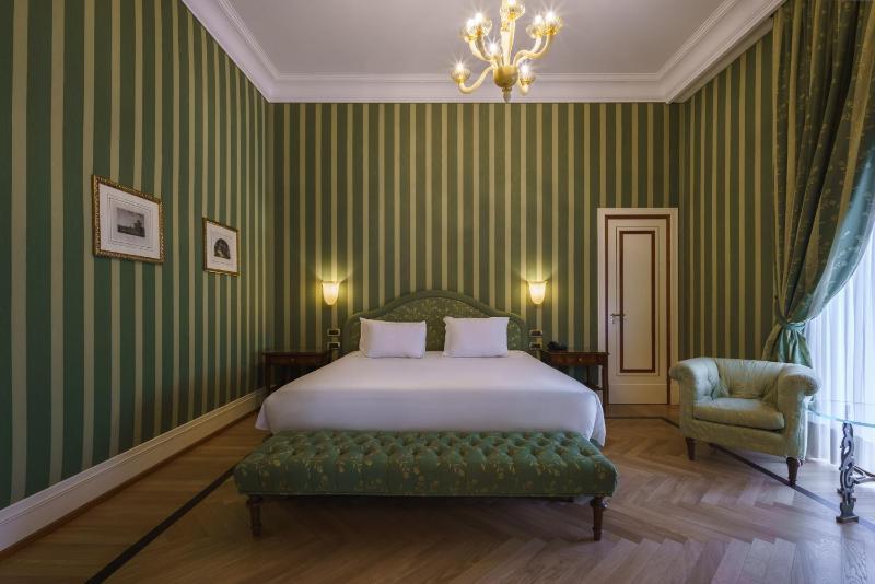 Large Suite with Sea View image 3