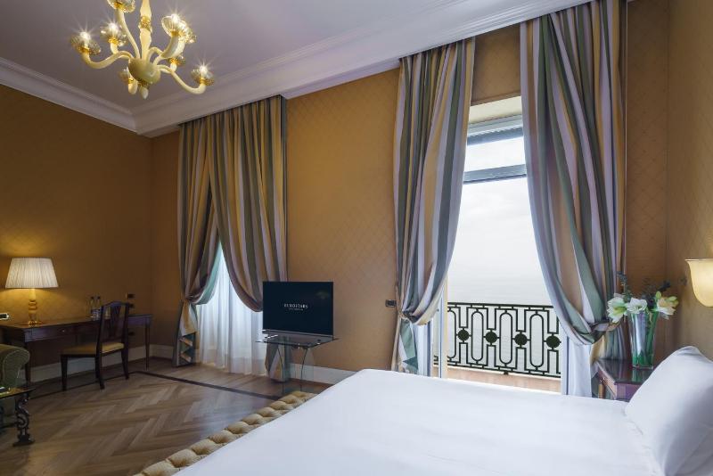 Deluxe Double Room with Sea View image 4