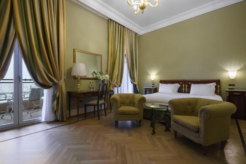 Deluxe Double Room with Sea View image 3