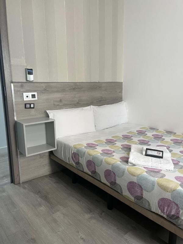 Small Double Room image 4