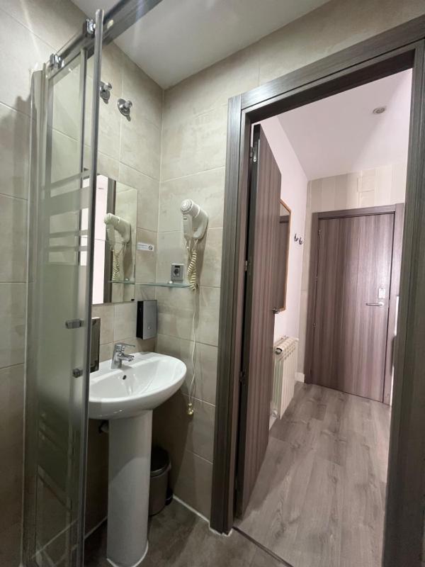 Hostal Abril Madrid - image 8